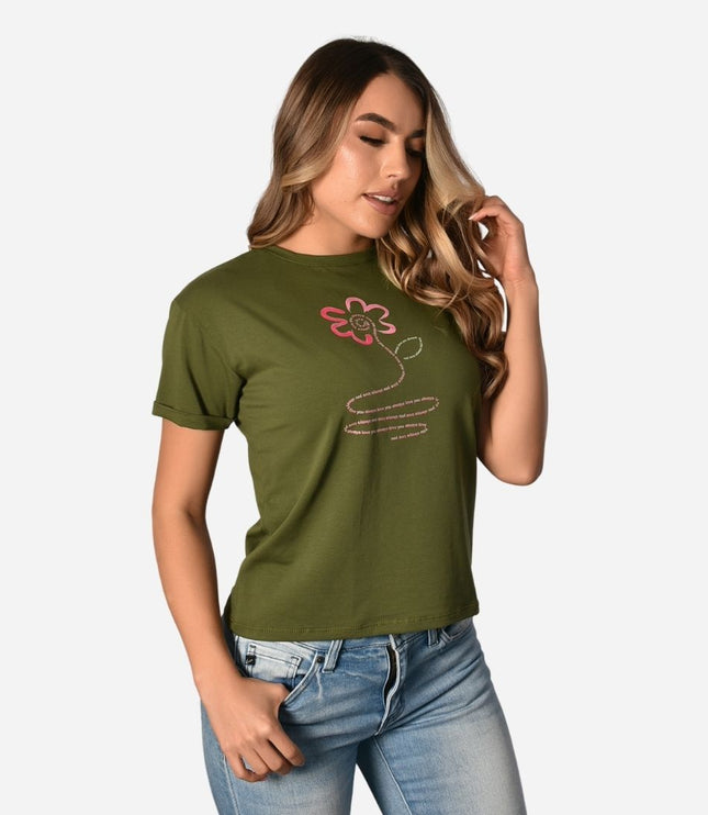 Esta camiseta de dama, marca María Celeste, está confeccionada en suave tela piel de durazno para un confort inigualable. Su frente estampado con delicados detalles florales le da un toque fresco y femenino, mientras que su silueta abierta y el cuello redondo garantizan un ajuste relajado y cómodo. Con mangas cortas y un elegante guardapolvo, es la opción perfecta para un look casual y chic. ¡Hazla tuya y luce radiante con cada paso!