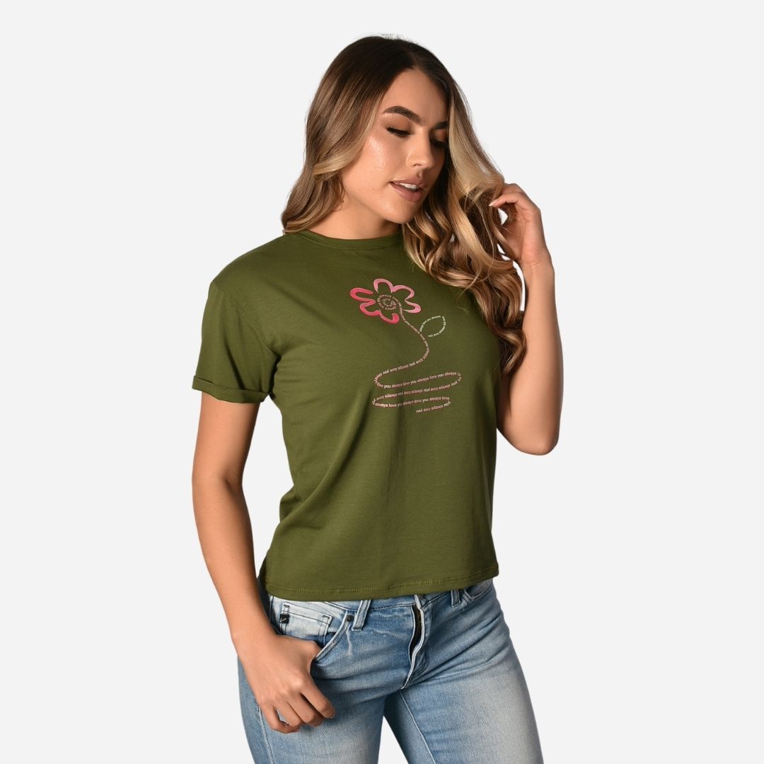 Esta camiseta de dama, marca María Celeste, está confeccionada en suave tela piel de durazno para un confort inigualable. Su frente estampado con delicados detalles florales le da un toque fresco y femenino, mientras que su silueta abierta y el cuello redondo garantizan un ajuste relajado y cómodo. Con mangas cortas y un elegante guardapolvo, es la opción perfecta para un look casual y chic. ¡Hazla tuya y luce radiante con cada paso!